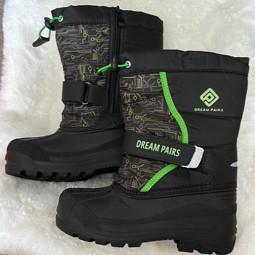 Dream Pairs Black and Green Winter Boots